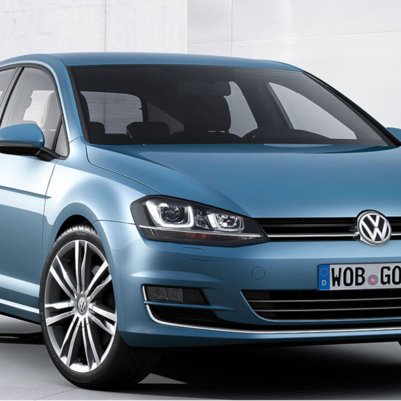 blauer VW Golf 7 in seitlicher Außenansicht