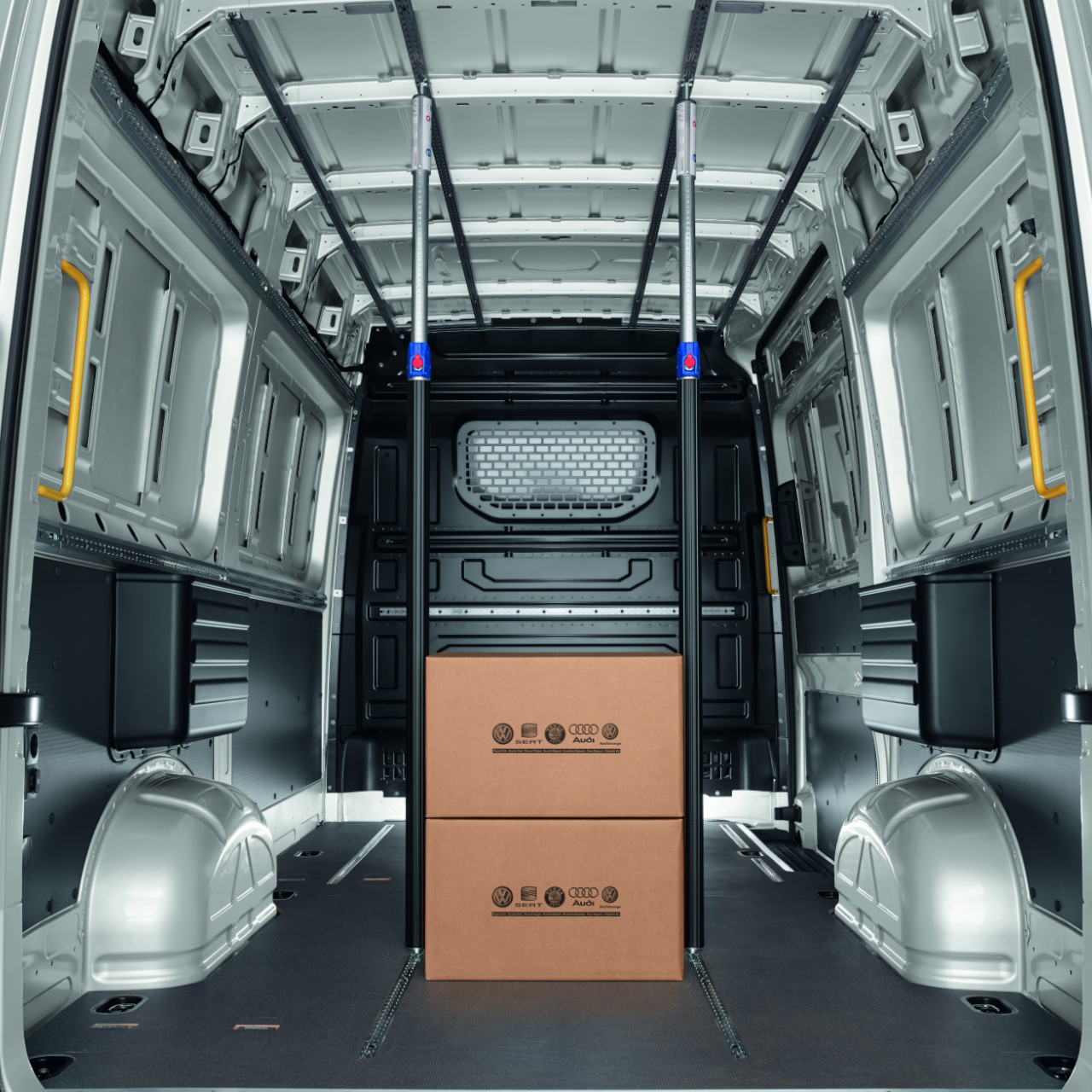 VW Crafter Innenraum mit Kartons