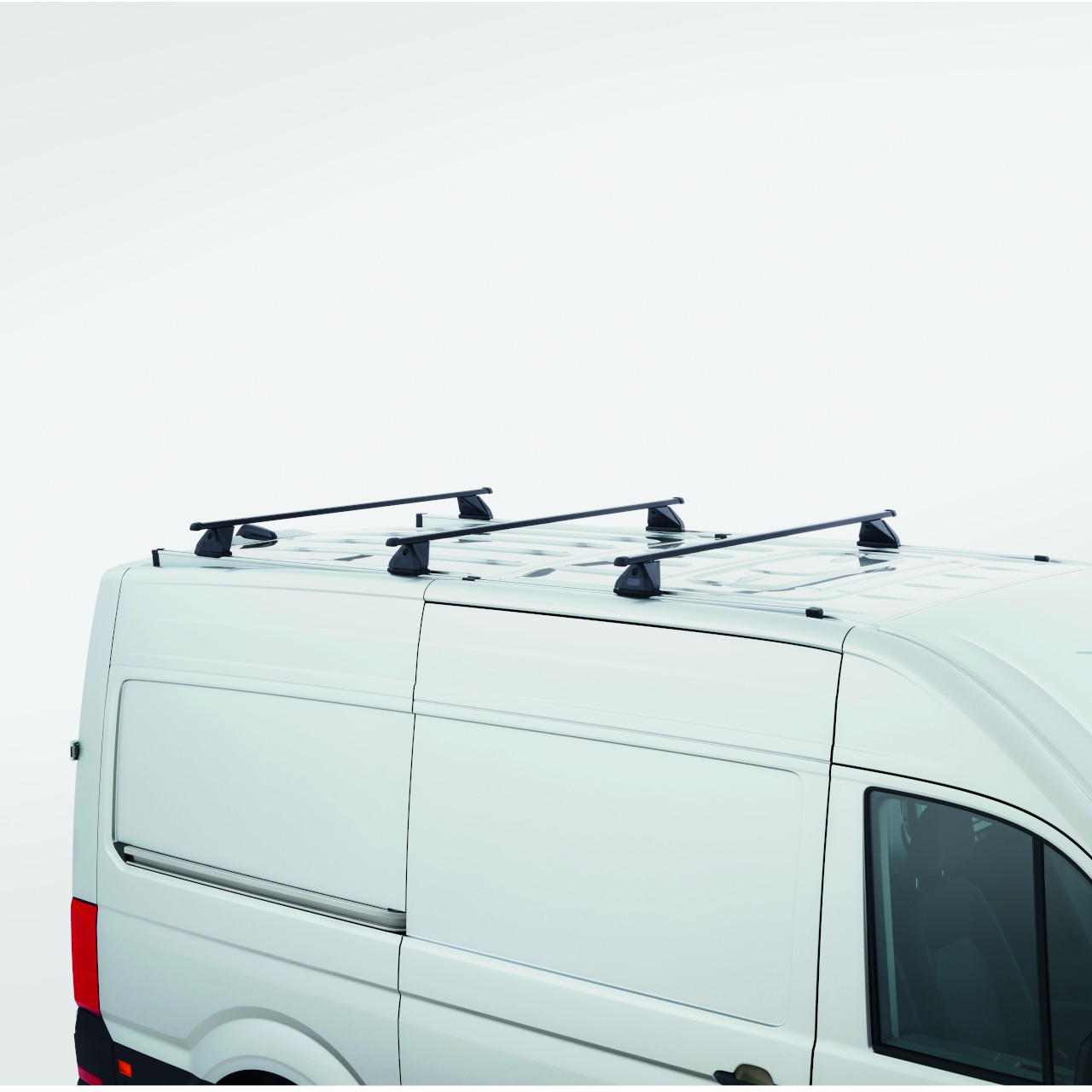 VW Crafter in weiß mit Dachträgern als Außenausstattung