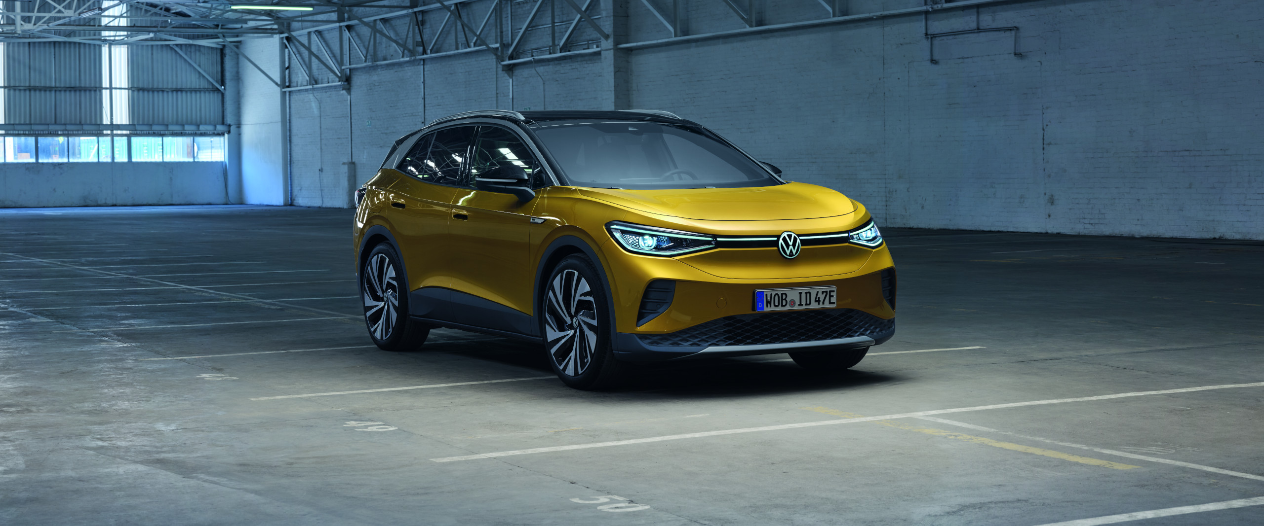 ID.4 in honey-yellow in einem Fabrikgebäude