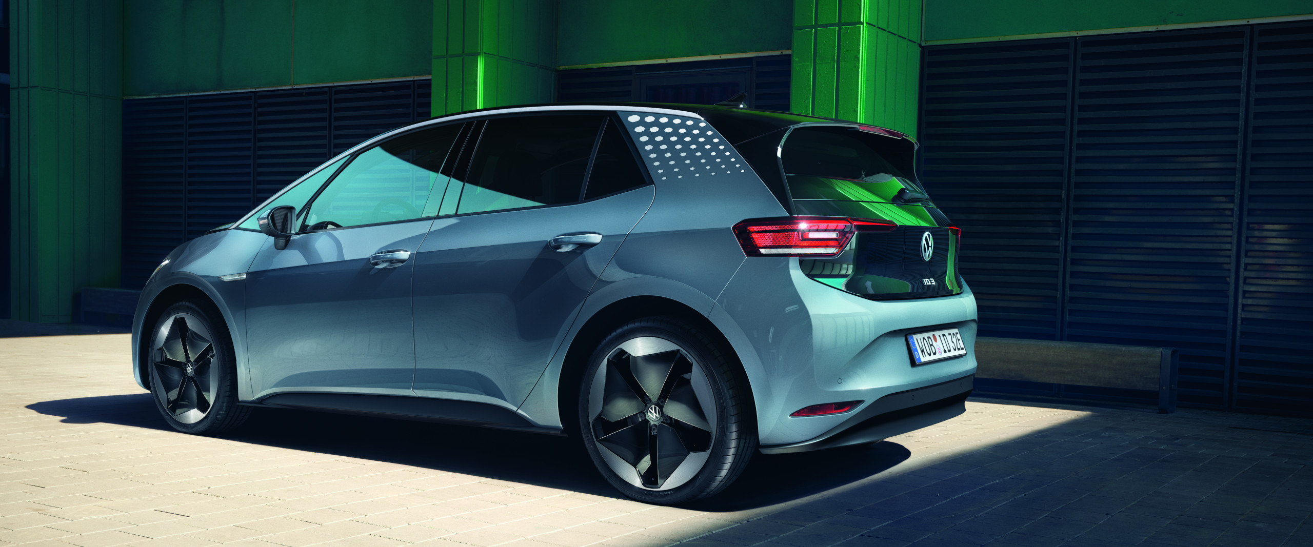 blauer ID.3 im urbanen Raum