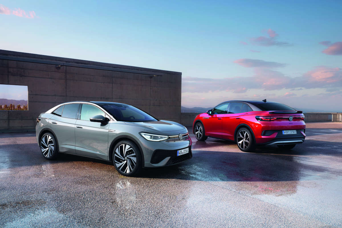 Seitenansicht zweier VW ID.5 Modelle
