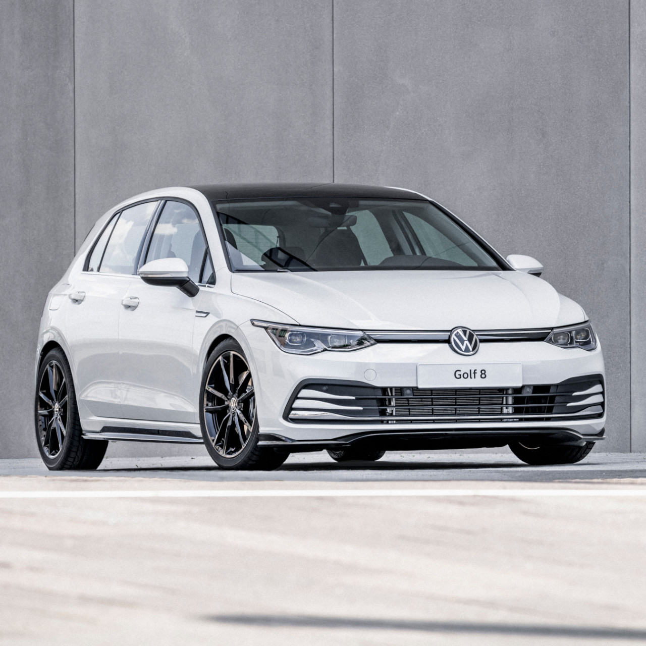weißer VW Golf 8 im Freien