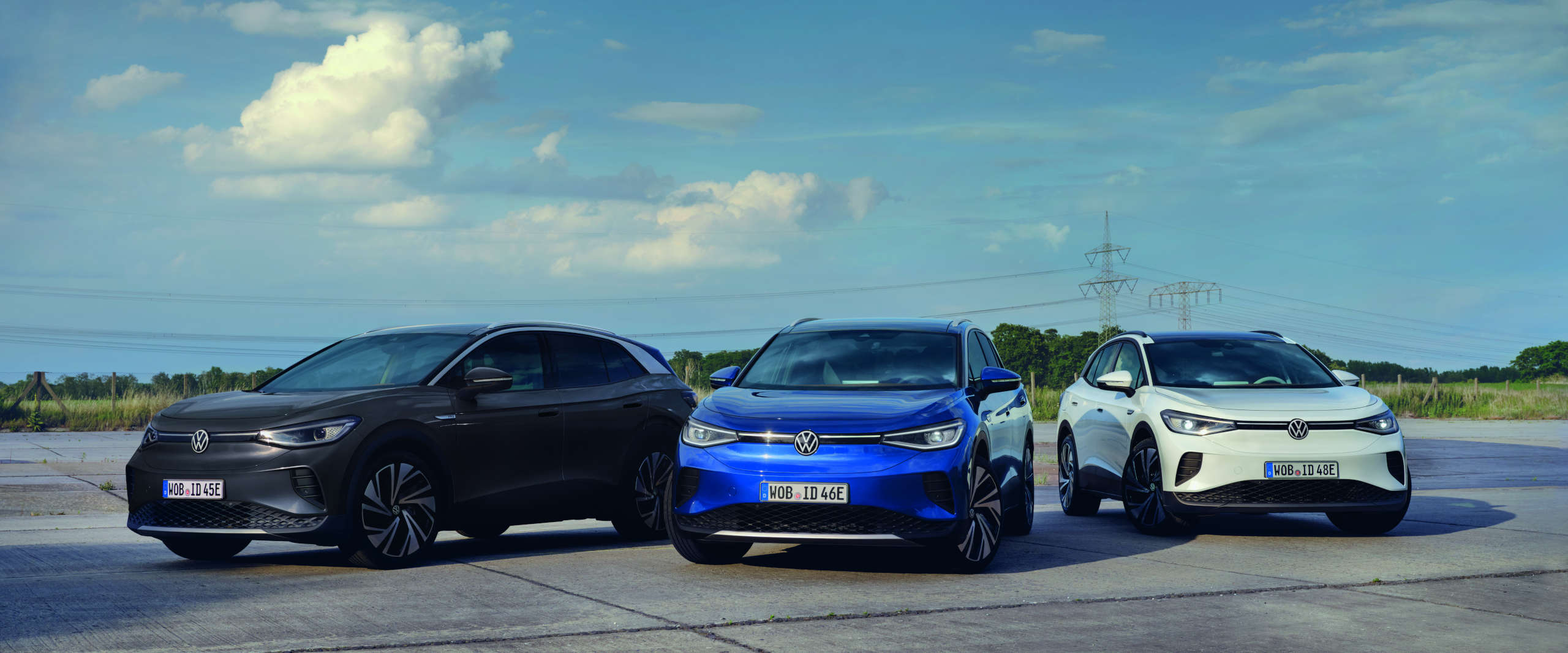 drei ID.4 Modelle stehen nebeneinander auf der Straße